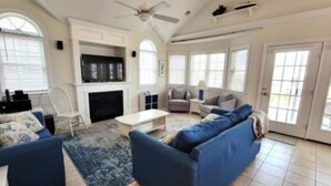 Smart TV, fireplace, books - Ocean City 4BR Retreat - Top Floor/ Walk to Beach / Sleeps 11 (Ocean City)