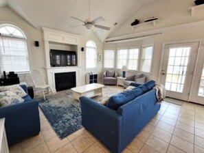 Living area - Ocean City 4BR Retreat - Top Floor/ Walk to Beach / Sleeps 11 (Ocean City)