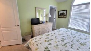 4 bedrooms, iron/ironing board, free WiFi, bed sheets - Ocean City 4BR Retreat - Top Floor/ Walk to Beach / Sleeps 11 (Ocean City)