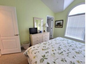 Room - Ocean City 4BR Retreat - Top Floor/ Walk to Beach / Sleeps 11 (Ocean City)