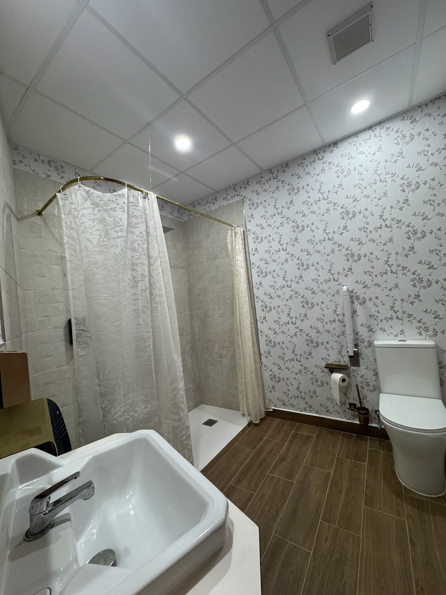 Un baño con ducha, inodoro y lavamanos.