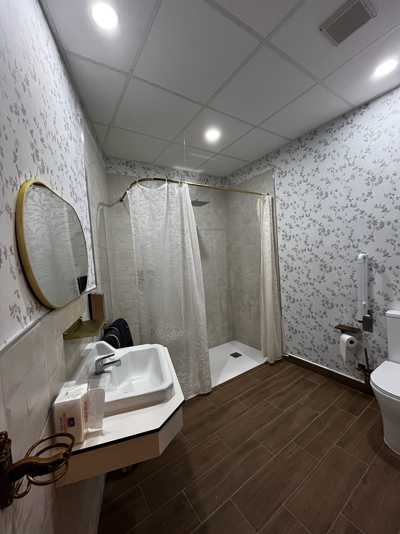 Habitación doble Deluxe | Baño | Secadora de cabello, toallas, jabón, shampoo 