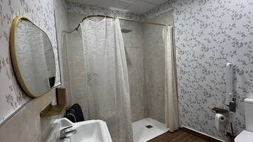 Habitación doble Deluxe | Baño | Secadora de cabello, toallas, jabón, shampoo