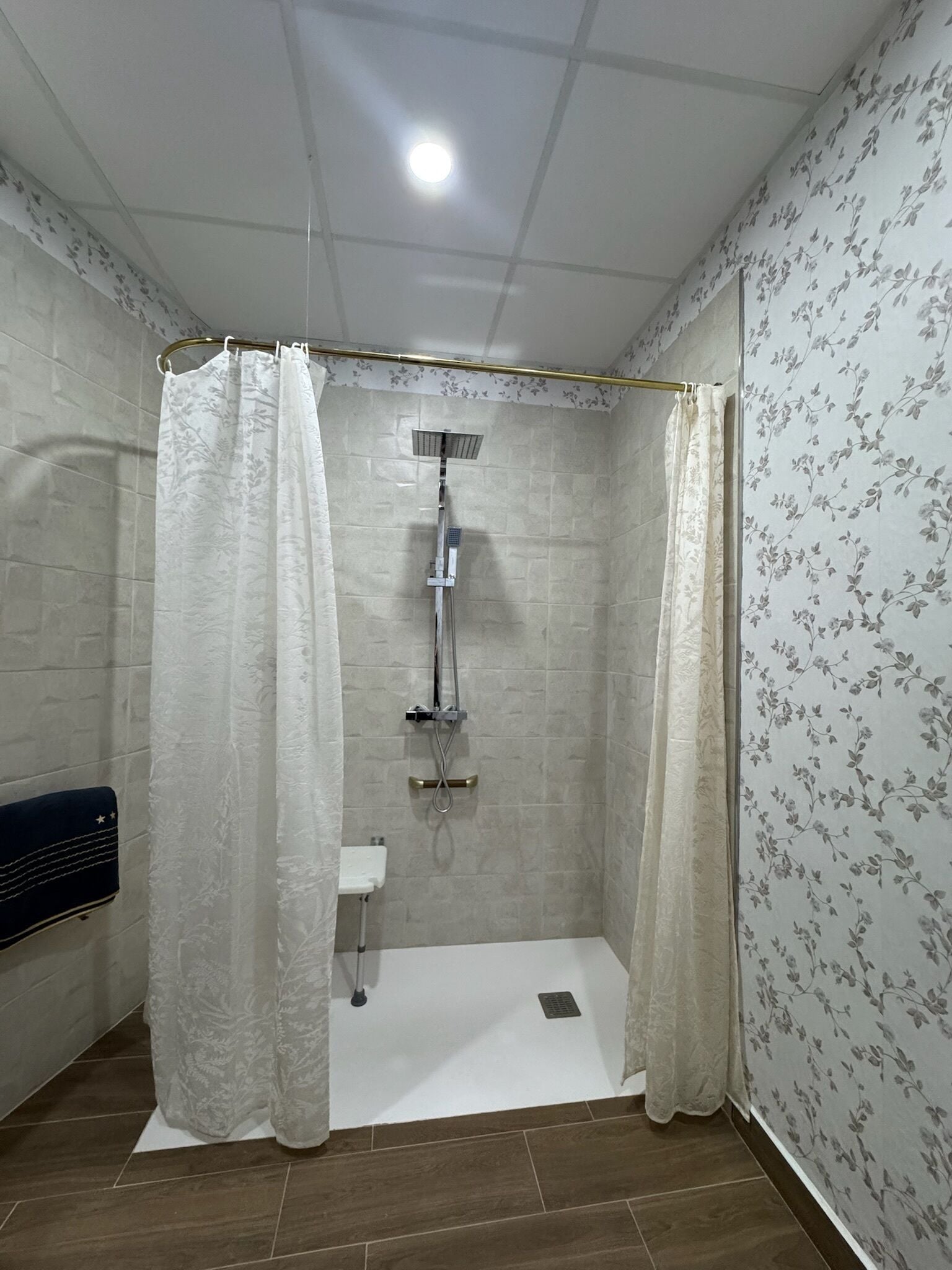 Deluxe tweepersoonskamer | Badkamer | Een haardroger, handdoeken, zeep, shampoo