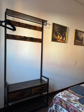 Habitación Confort con 2 camas individuales | Escritorio, espacio para trabajar con laptop y wifi gratis 