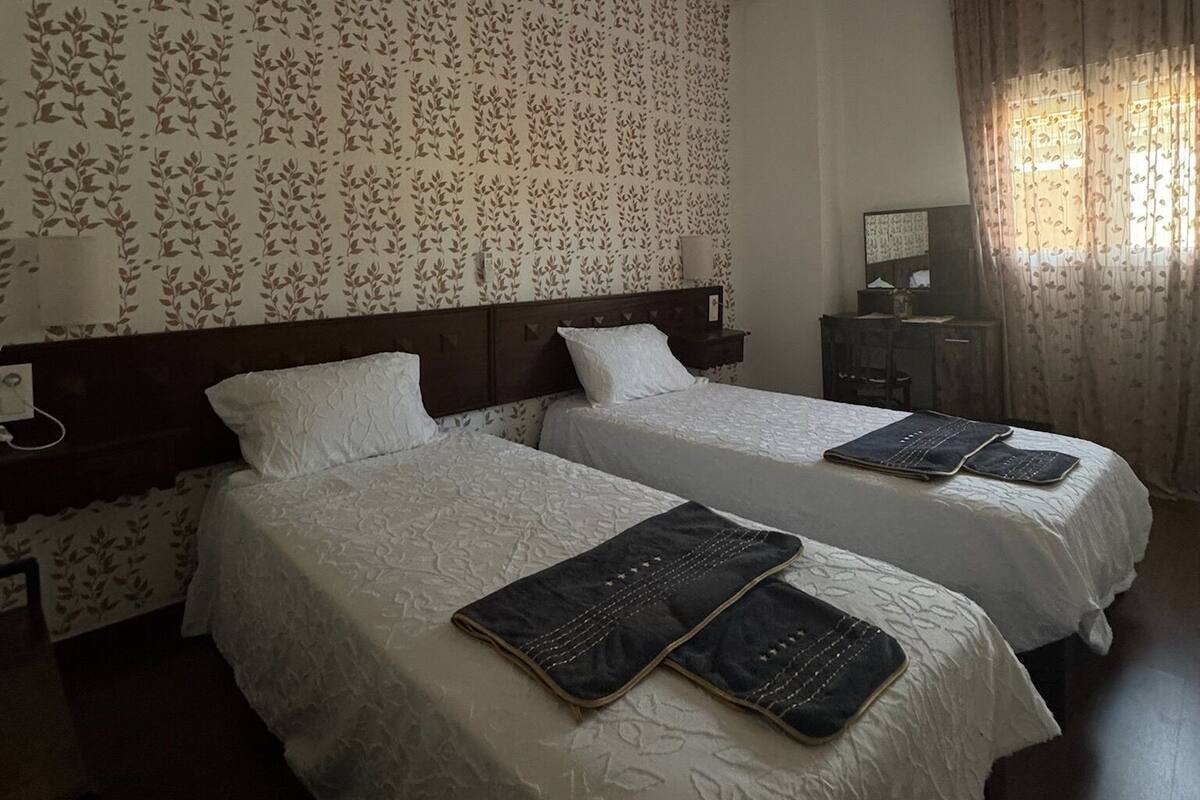 Habitación Confort con 2 camas individuales | Escritorio, espacio para trabajar con laptop y wifi gratis