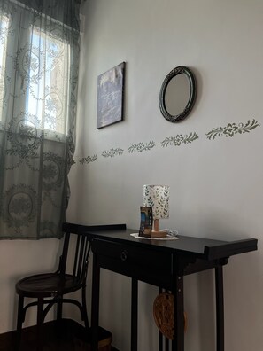 A room with a desk, chair, and a window with sheer curtains. - Pensión El Palmar (Tobarra)