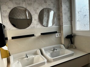 Hair dryer, towels, soap, shampoo - Pensión El Palmar  (Tobarra)