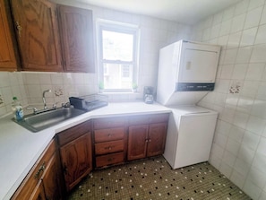 Coffee/tea maker, fridge, oven, stovetop - Inviting 1BR Apartment — Rockledge Location (Rockledge)