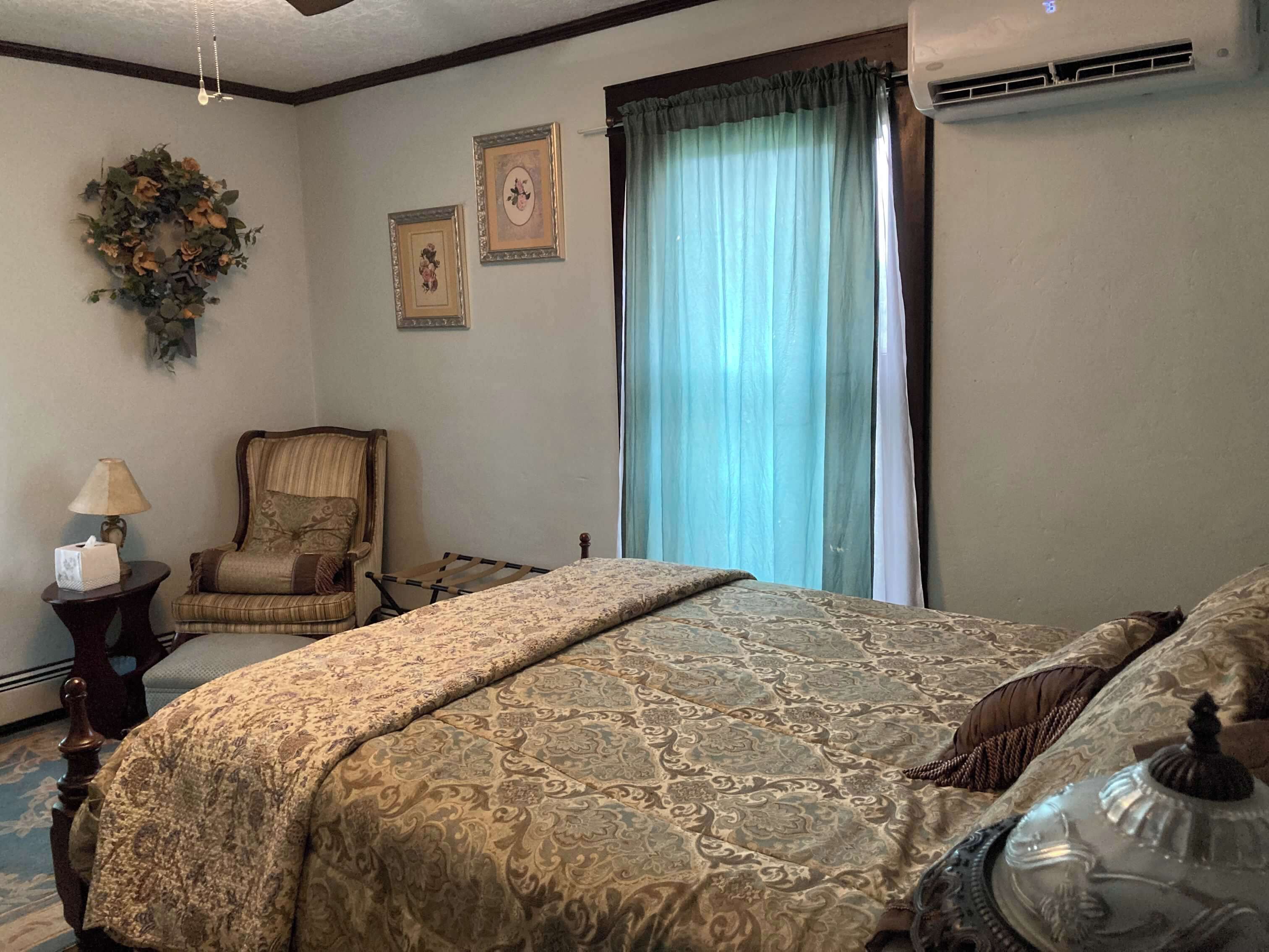 4 bedrooms, WiFi (free), bed sheets