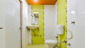Habitación doble Deluxe, vista a la ciudad | Baño | Regadera, amenidades de baño gratuitas, pantuflas, toallas