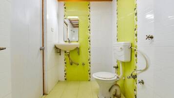 Doppia Deluxe, vista città | Bagno | Doccia, set di cortesia gratuito, pantofole, asciugamani