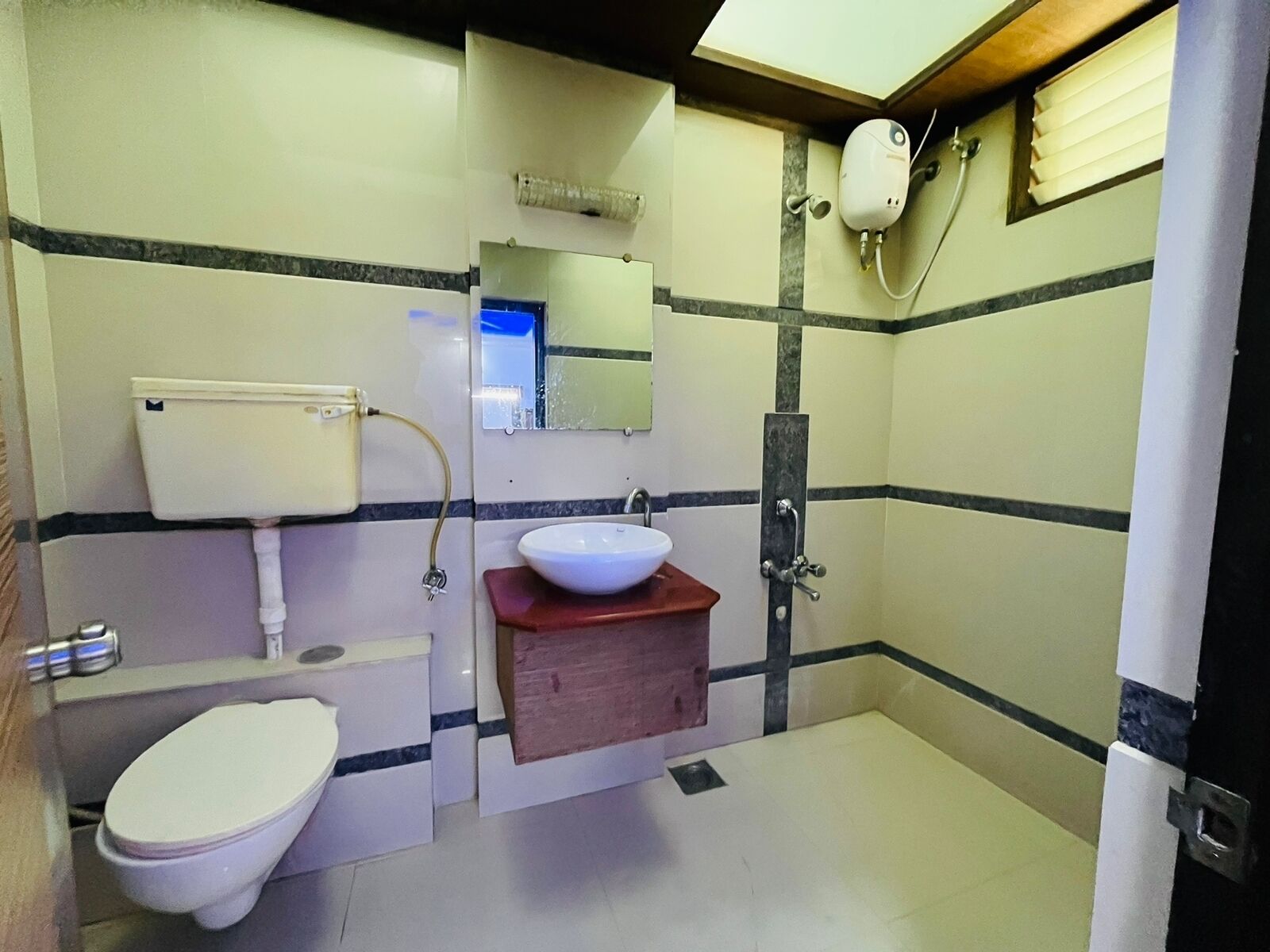 Douche, articles de toilette gratuits, chaussons, serviettes fournies