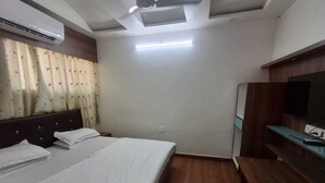 Caja de seguridad en la habitación y escritorio