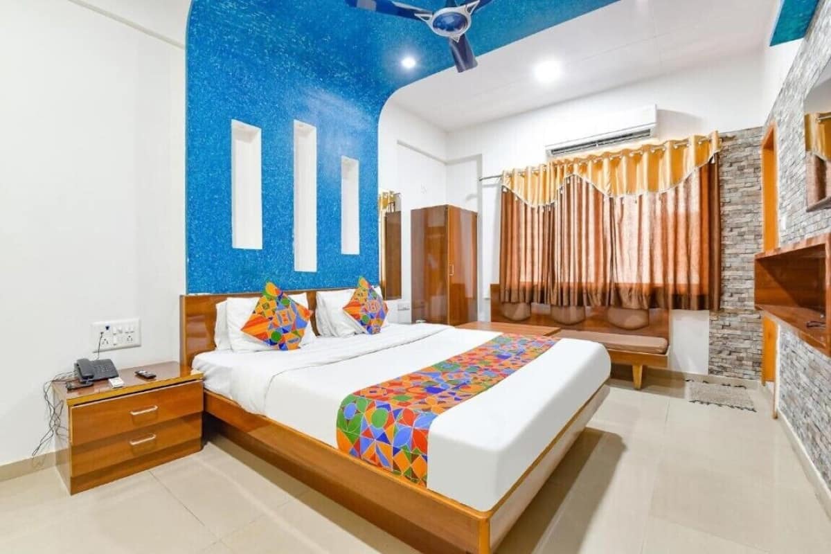 Deluxe Double Room, City View | Peti besi dalam bilik, meja, ruang kerja komputer riba 
