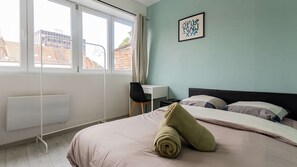 A bedroom with a bed, a desk, and a window. - En d Placement a Douai Location pro (Douai)