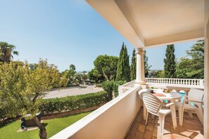 Outdoor dining - Stunning 3-Bedroom Villa with Private Pool in Carvoeiro (Carvoeiro)