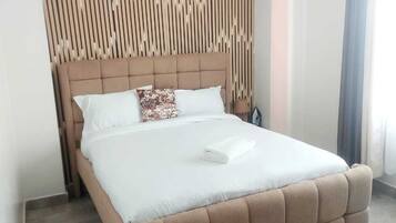Departamento clásico, balcón | Escritorio y espacio para trabajar con laptop