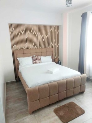 Departamento clásico, balcón | Escritorio y espacio para trabajar con laptop 