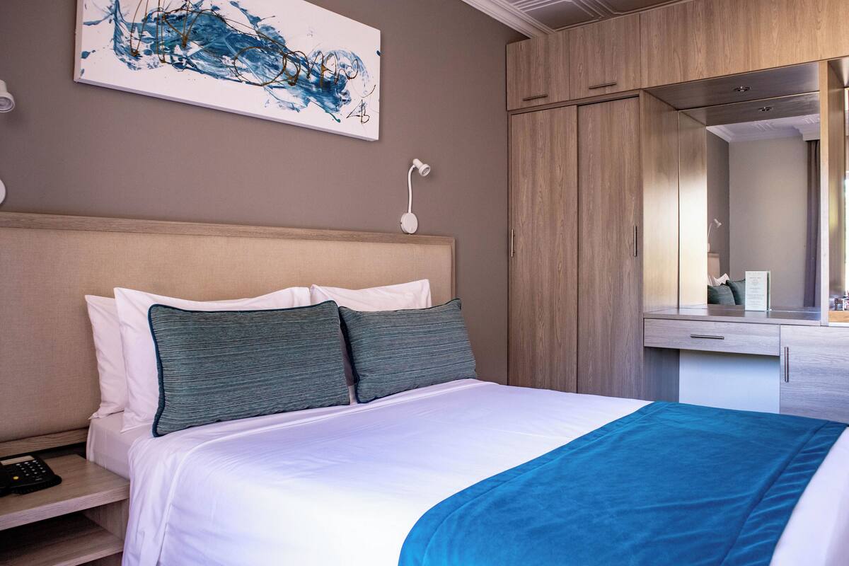 Cortinas blackout, tabla de planchar con plancha y wifi gratis
