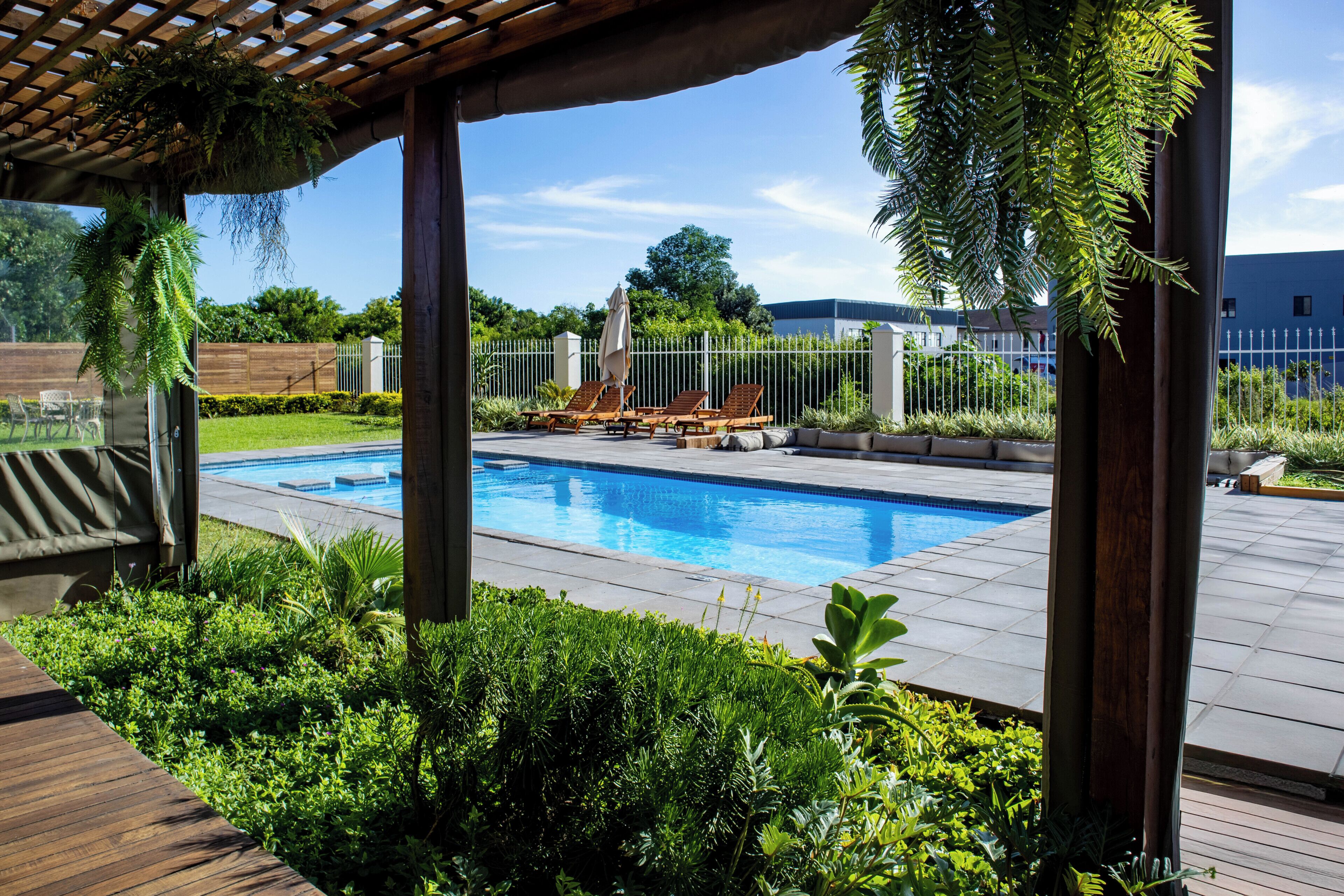 Una piscina al aire libre