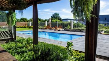 Una piscina al aire libre