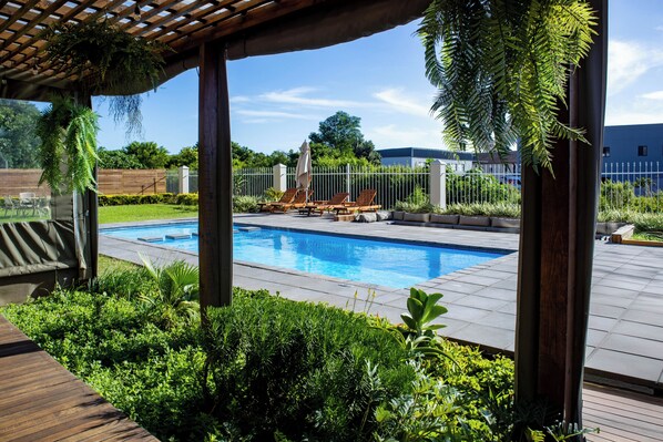 Una piscina al aire libre