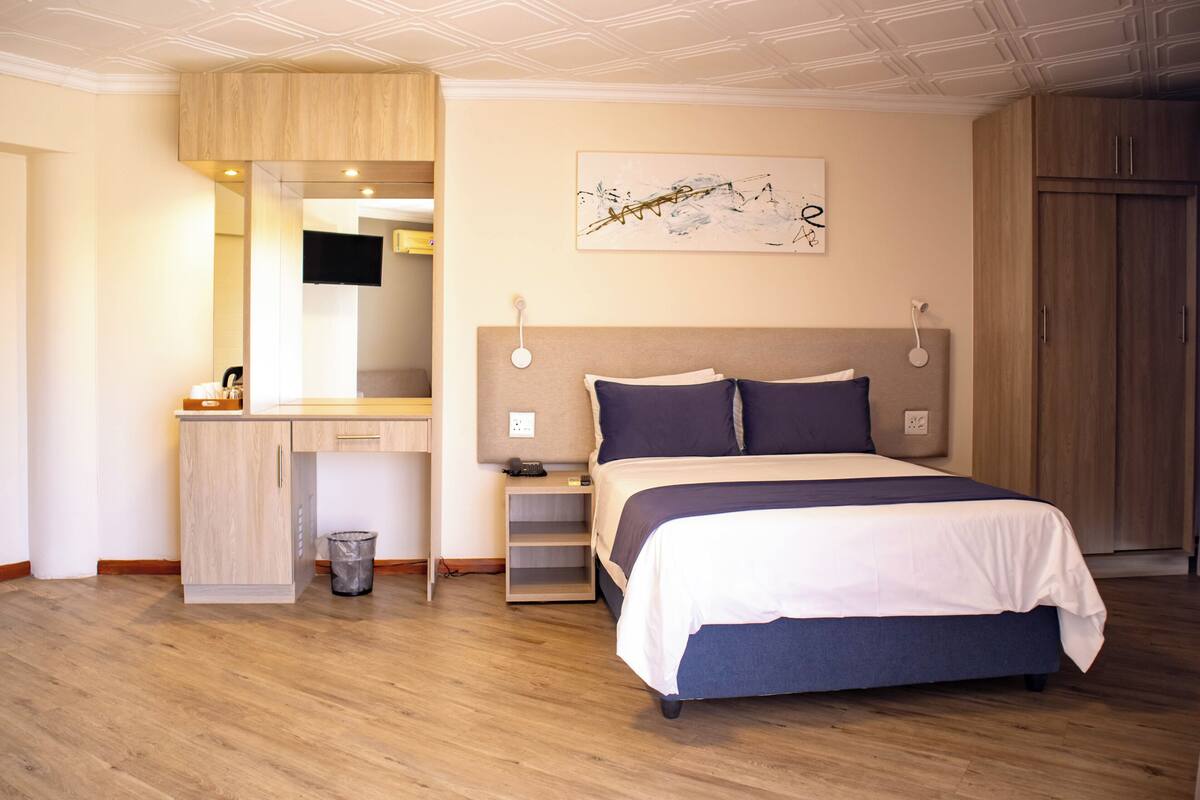 Cortinas blackout, tabla de planchar con plancha y wifi gratis