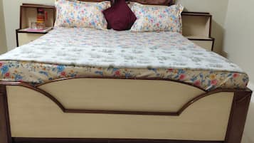 1 bedroom, bed sheets