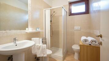 Apartment, 1 Bedroom, Balcony | Bathroom
