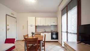 Apartemen, 1 kamar tidur, balkon | Dapur kecil pribadi | Lemari es dan meja makan