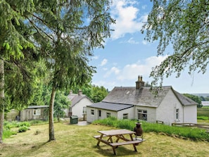 Outdoor dining - Upper Hillside Cottage (Blairgowrie)