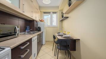 Classic Apartment, 2 Bedrooms, Courtyard View | Private kitchen