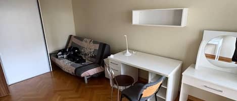 Classic-Apartment, 2 Schlafzimmer, Blick auf den Innenhof | Hochwertige Bettwaren, laptopgeeigneter Arbeitsplatz