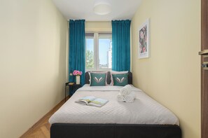 Klassiek appartement, 2 slaapkamers, uitzicht op binnenplaats | Luxe beddengoed, een laptopwerkplek, verduisterende gordijnen