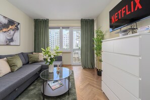 Klassiek appartement, 2 slaapkamers, uitzicht op binnenplaats | Woonruimte | Een 40-inch lcd-televisie met digitale zenders en Netflix