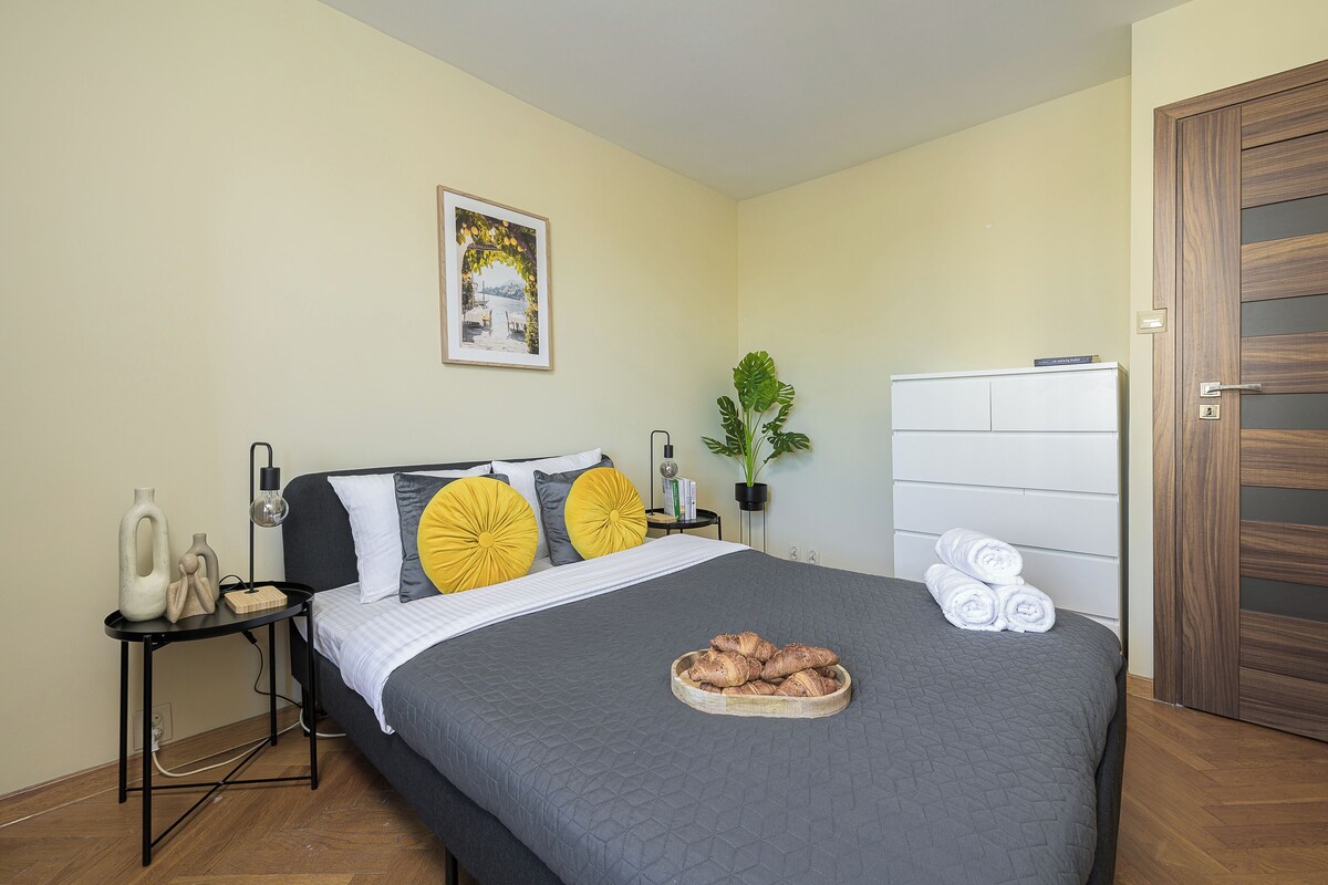Klassiek appartement, 2 slaapkamers, uitzicht op binnenplaats | Luxe beddengoed, een laptopwerkplek, verduisterende gordijnen