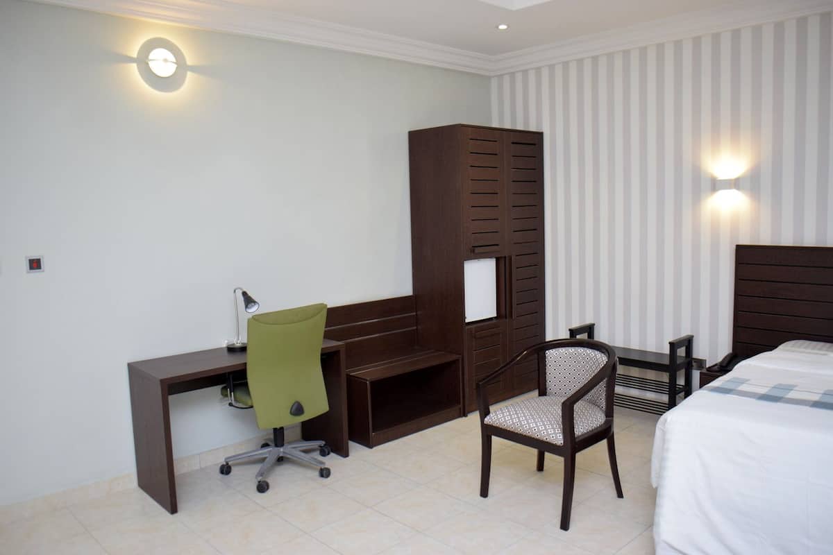 Habitación doble, balcón, vista al jardín | Escritorio, espacio para trabajar con laptop y wifi gratis