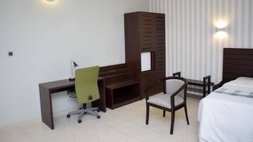 Chambre Double, balcon, vue jardin | Bureau, espace de travail pour ordinateur portable, Wi-Fi gratuit