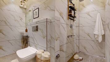 Suite, 1 cama King size, para fumadores, baño privado | Baño | Amenidades de baño gratuitas, pantuflas, toallas, jabón