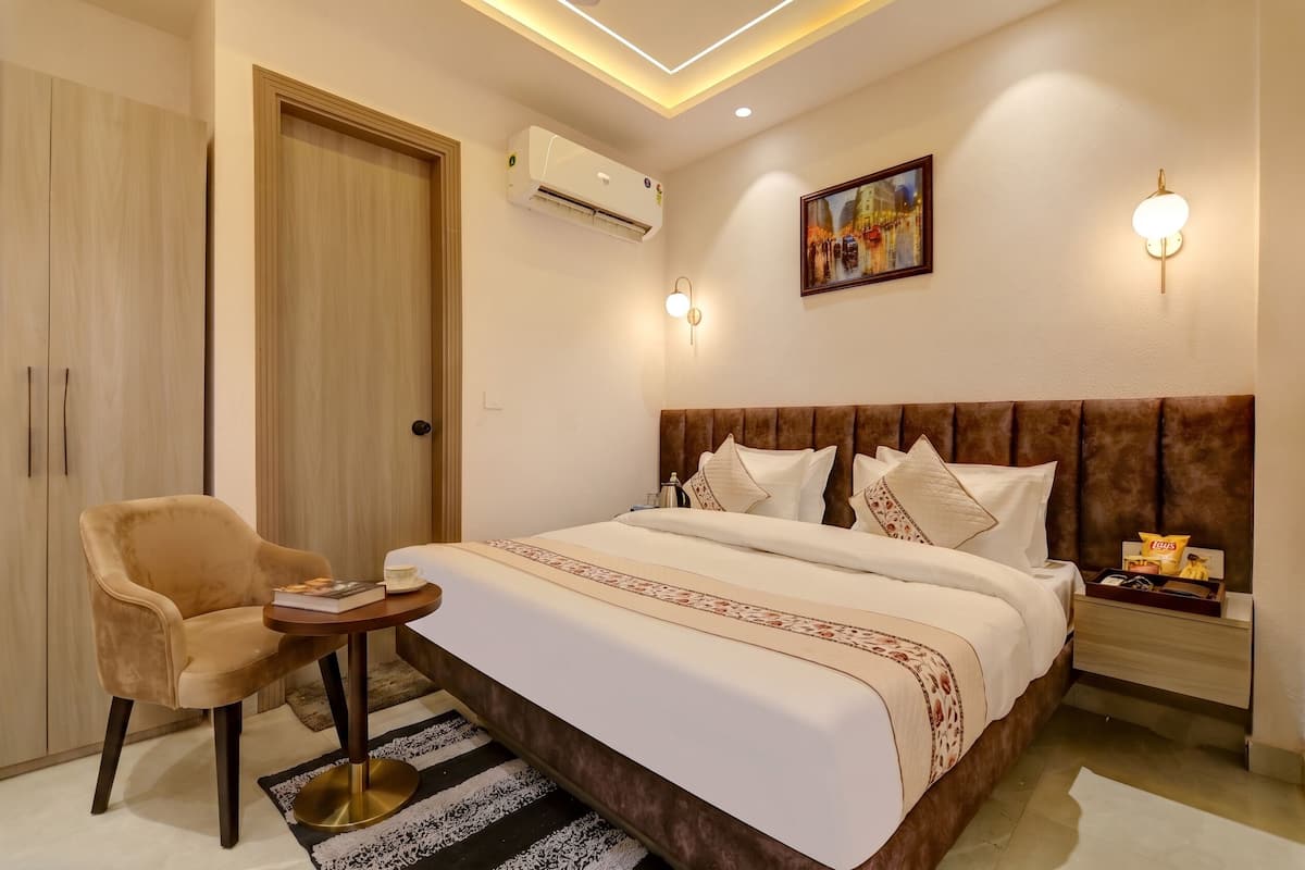 Suite, 1 King Bed, Smoking, Private Bathroom | Egyptian cotton sheets, premium bedding, memory foam beds, desk