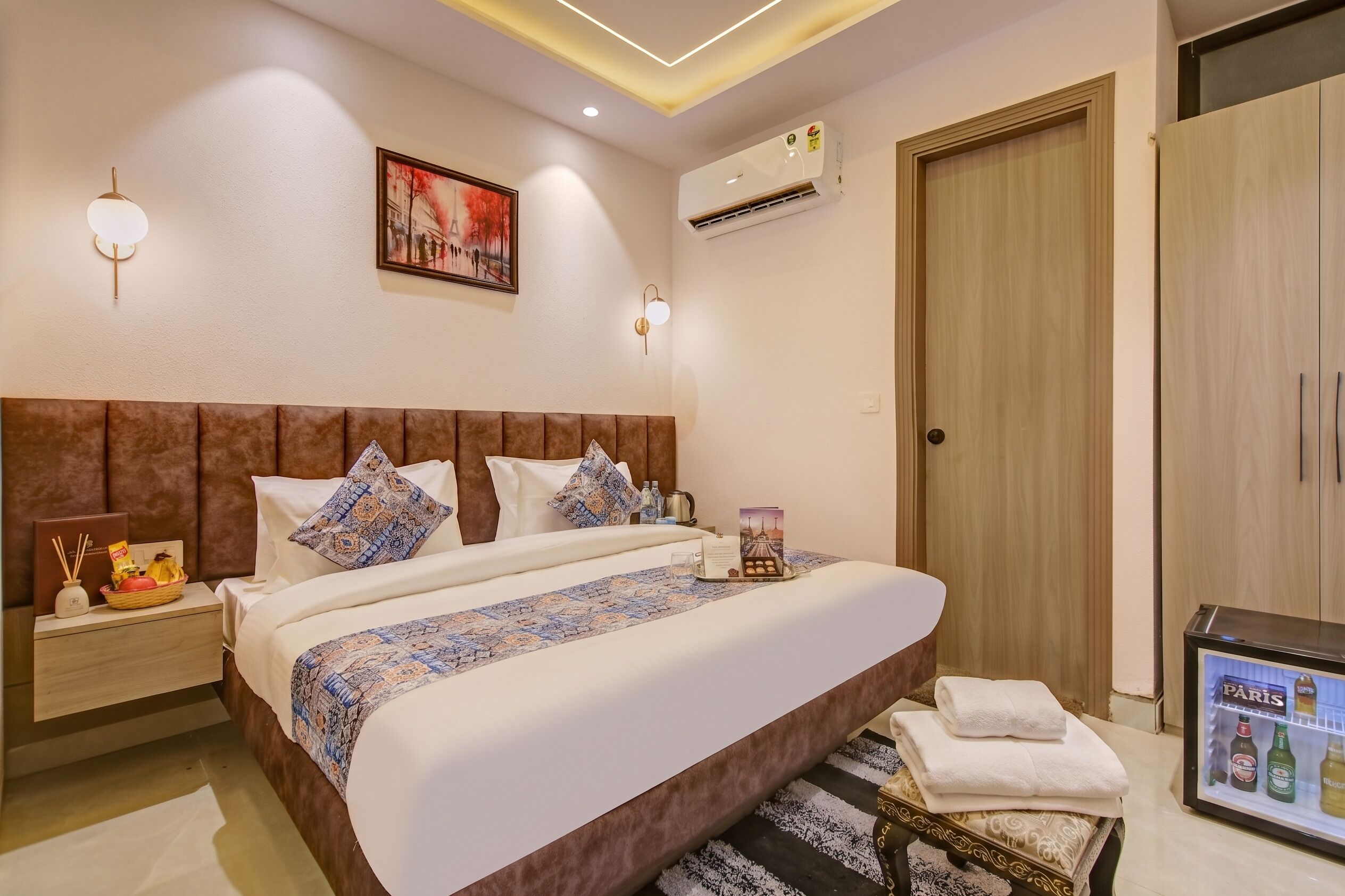 Suite, 1 King Bed, Smoking, Private Bathroom