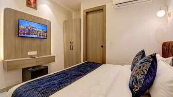 Suite, 1 King Bed, Smoking, Private Bathroom