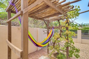 A wooden pergola structure with a hammock hanging from it. - Room for 6 Cars on Balloon Fiesta Weekend (Albuquerque)