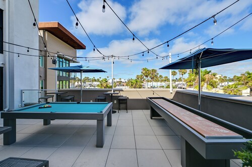 Steps to the Sand! Luxury Oceanside Pier Condo