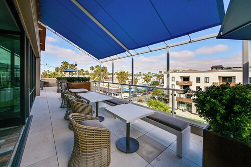 Steps to the Sand! Luxury Oceanside Pier Condo