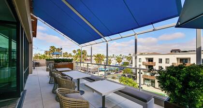 Steps to the Sand! Luxury Oceanside Pier Condo