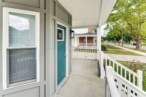 Unclassified image, 3 of 26, button - Walk to Cleveland Clinic! Contemporary Townhome (Cleveland)