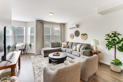 Walk to Cleveland Clinic! Contemporary Townhome