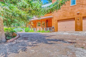 A wooden house with a covered porch, a garage, and a gravel driveway. - Hike & Ski! Quiet Home w/ Solarium in Cloudcroft (Cloudcroft)